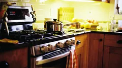 Estufa empotrada en cocina moderna con horno integrado