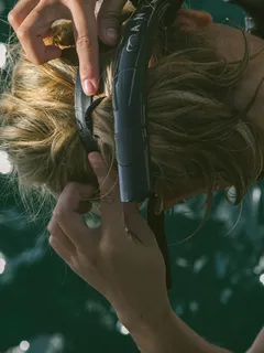 Mujer secando su cabello con secador