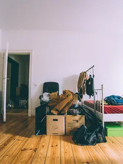 Cajas de cartón marrón sobre piso de parquet de madera marrón