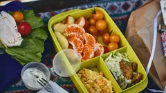 Bandeja con variedad de comida deliciosa y apetecible