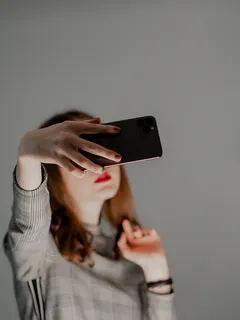 Persona sosteniendo un teléfono móvil en la mano