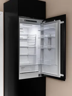 Refrigerador negro abierto en cocina moderna